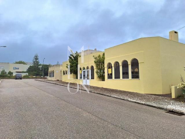 EXCELENTE ESPAÇO COMERCIAL COM ÁLVARÁ PARA RESTAURANTE/BAR NA PRAIA DAS MAÇÃS