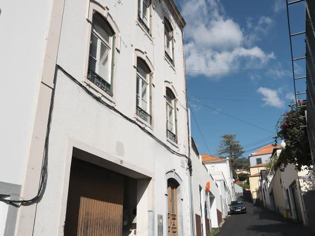 OPORTUNIDADE ÚNICA: PRÉDIO PARA REMODELAÇÃO COM POTENCIAL MULTIFAMILIAR | FUNCHAL