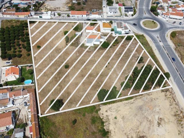 Oportunidade Única: Terreno de 11.700 m², localização central na Charneca da Caparica