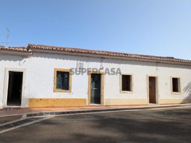 Oportunidade Única: Três Moradias Térreas para renovação em Vila Viçosa, Alentejo