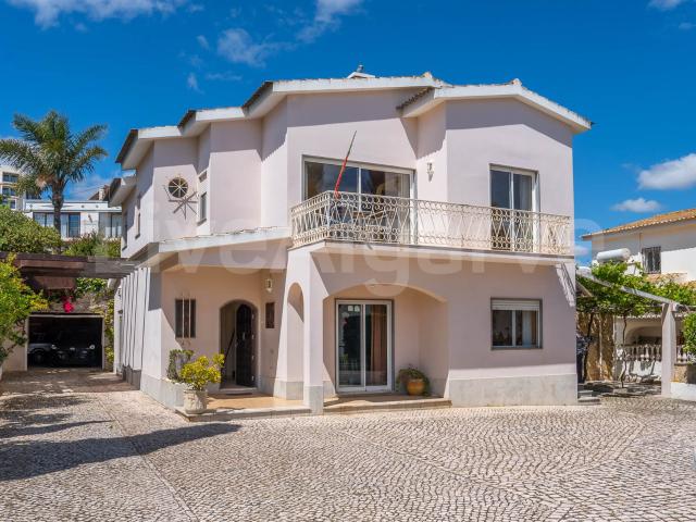 Oportunidade | V3+2 Moradia perto da Praia Dona Ana, Lagos. 191m² Lagos