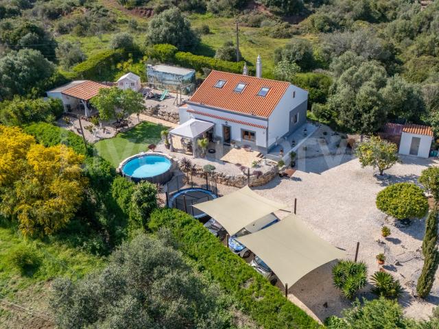 Oportunidade | Vila T4 Renovada em Budens à Venda Vila do. 179m² Budens