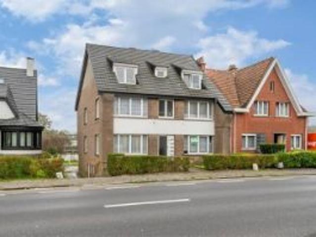 Opbrengsteigendom bestaande uit vijf appartementen en drie g