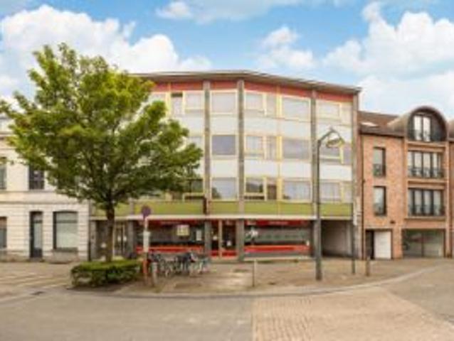 Opbrengsteigendom met 3 app, handelspand en 3 garageboxen