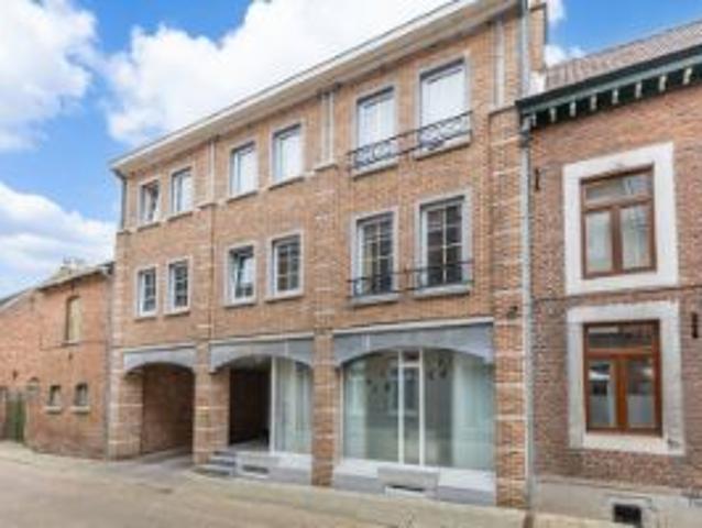 Opbrengsteigendom met 3 appartementen en 3 autostaanplaat.