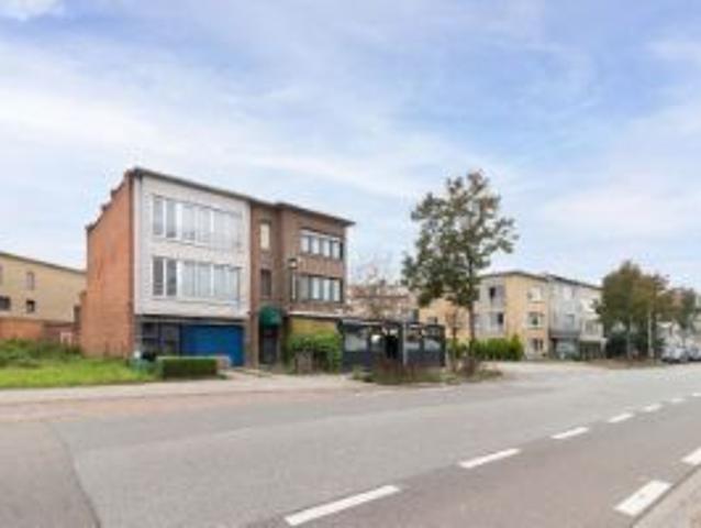 Opbrengsteigendom met 2 app en ruime garage