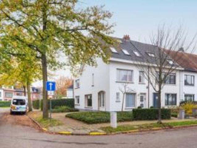 Opbrengsteigendom met 2 appartementen en 2 garageboxen