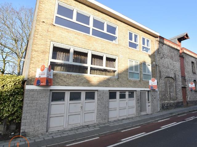Opbrengsteigendom met 2 appartementen en 2 garages