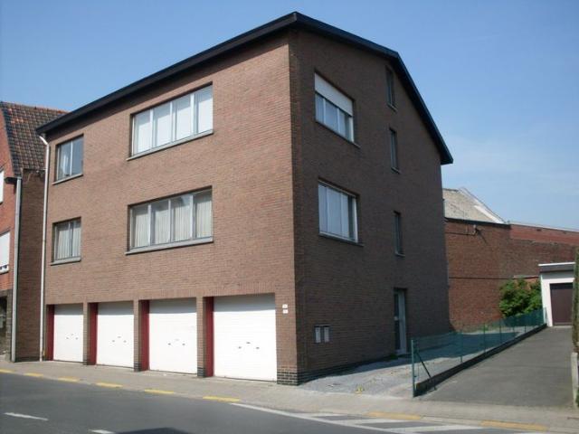 Opbrengsteigendom met 2 appartementen en 6 garages te Kuurn