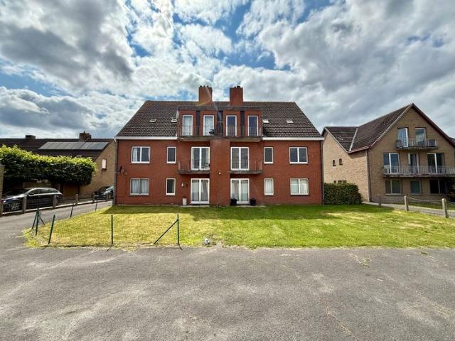 Opbrengsteigendom met 6 appartement en 8 garages te koop.