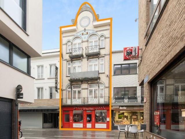 Opbrengsteigendom met drie appartementen en handelspand i.