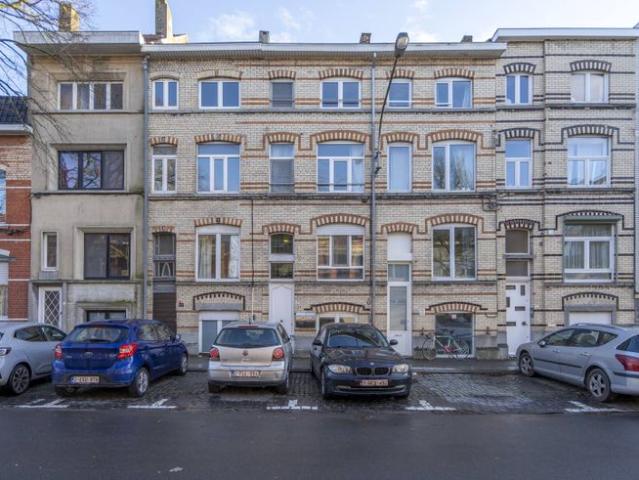 Opbrengsteigendom met twee appartementen te koop in Kortrijk