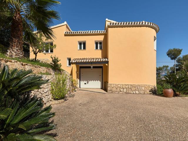 Opción A: Una espaciosa villa de 4 dormitorios y 3 baños ori. 350m² Jávea Xabia