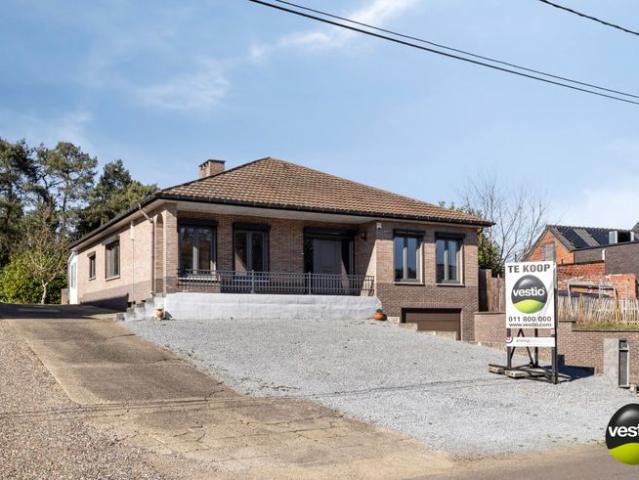 OPEN BEBOUWING MET 3 SLAAPKAMERS, ZWEMBAD EN SAUNA OP 13A.