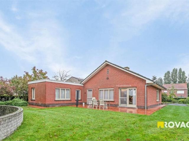 Open bebouwing op 2.000 m² met landelijke ligging in Oekene