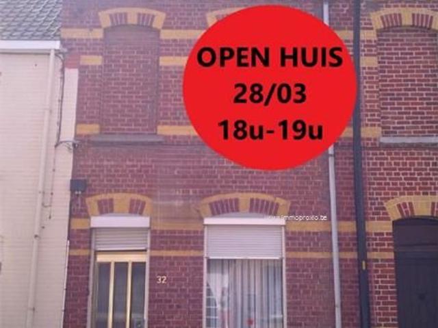 OPEN HUIS VRIJDAG 28/03 van 18u tot 19u. Op te frissen rijwoning met 2 slaapkamers. Ideaal voor starters of als investering Ref