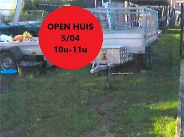 OPEN HUIS ZATERDAG 05/04 van 10u tot 11u. Zeer degelijke rijwoning met 3 slaapkamers, badkamer, keuken en tuin. Ref. 16462 D