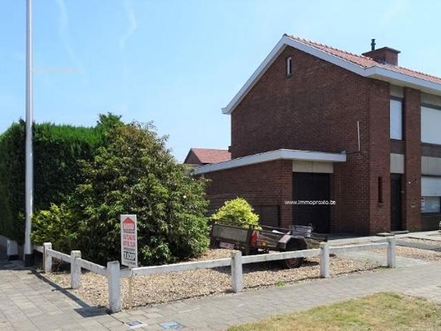 Te renoveren gezinswoning met 3 slpks, UITWEG achteraan, mogelijkheid tot garage. Ref.16386 Gullegem