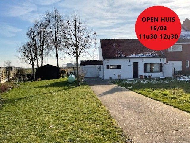 Te renoveren gezinswoning met 3 slaapkamers, landelijk gelegen op een perceel van 888m². Ref. 16410 Koksijde