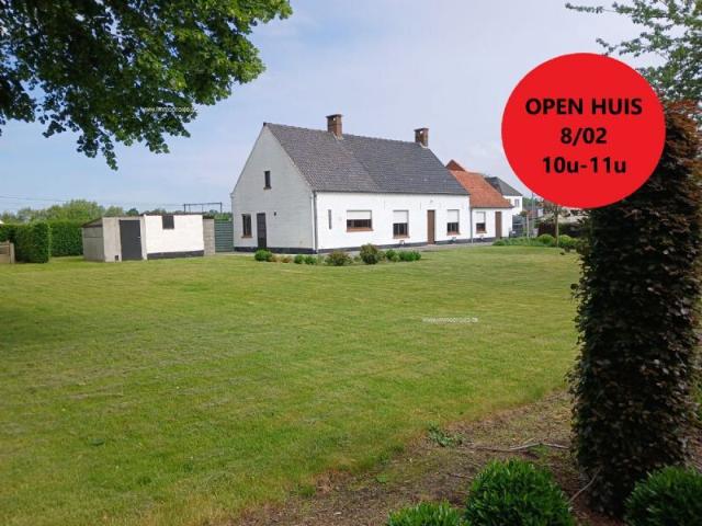 Te renoveren alleenstaande woning gelegen in een prachtige groene leefomgeving, tuin. Ref.16324 Veldegem