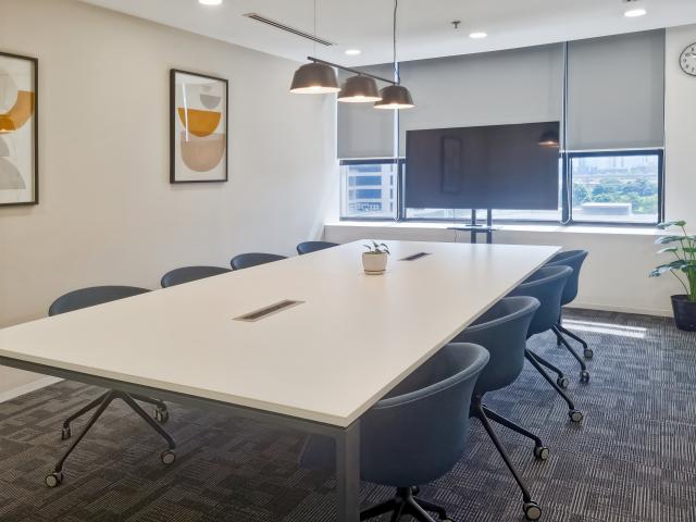 Large office space for 10 employees in Regus Menara Public Gold