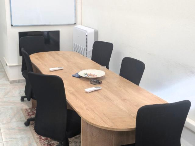 Open space sala riunioni e ufficio privato