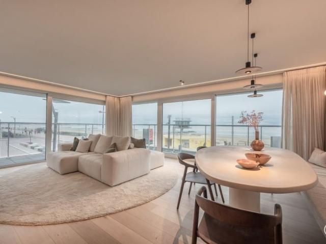 Magnifiek HOEKappartement met FRONTAAL zeezicht en westgeri
