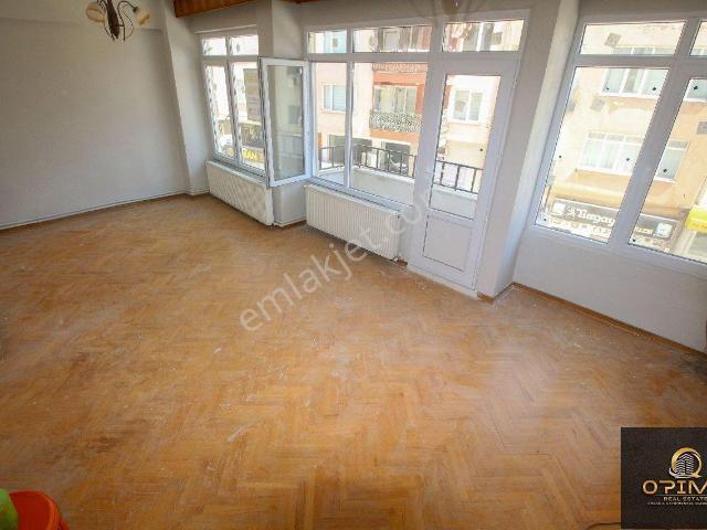 Opima Emlak'tan Yalı Mahallesinde Ana Cadde Üstünde Masrafsız Kiralık 2+1 Daire