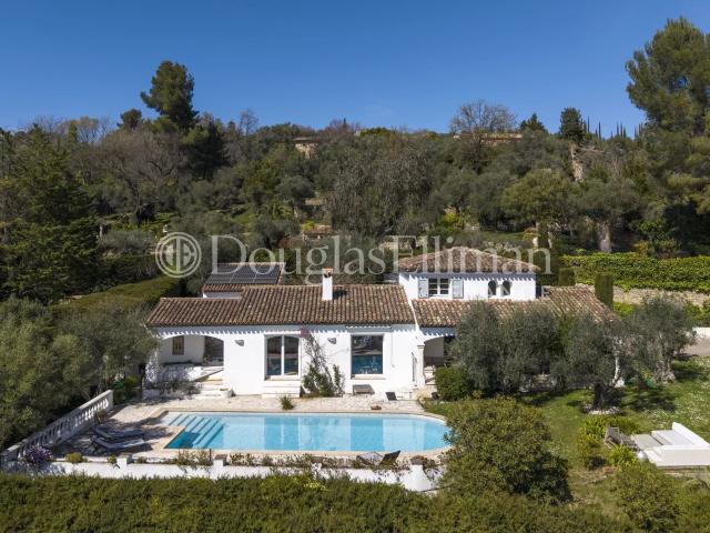 OPIO Propriété avec deux studios, un grand jardin et une piscine