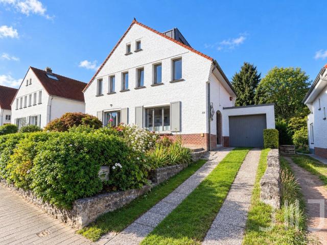 Oppem 3 bedroom house with south facing garden and garage