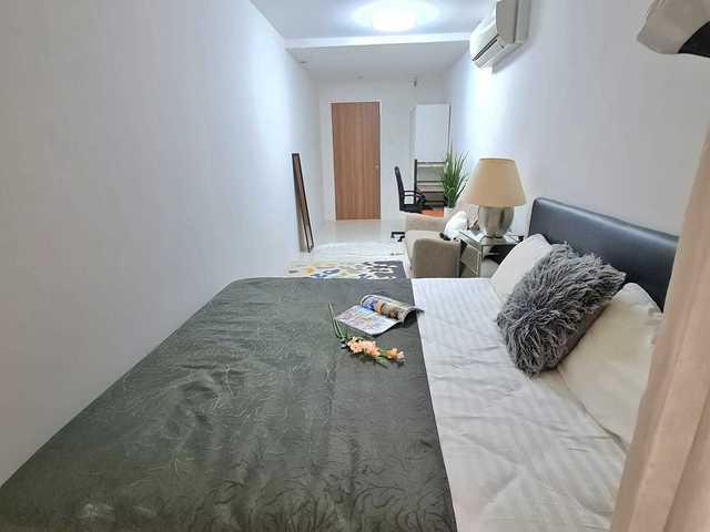 Opposite Somerset MRT Big Queen Room with outdoor balcony for Rent