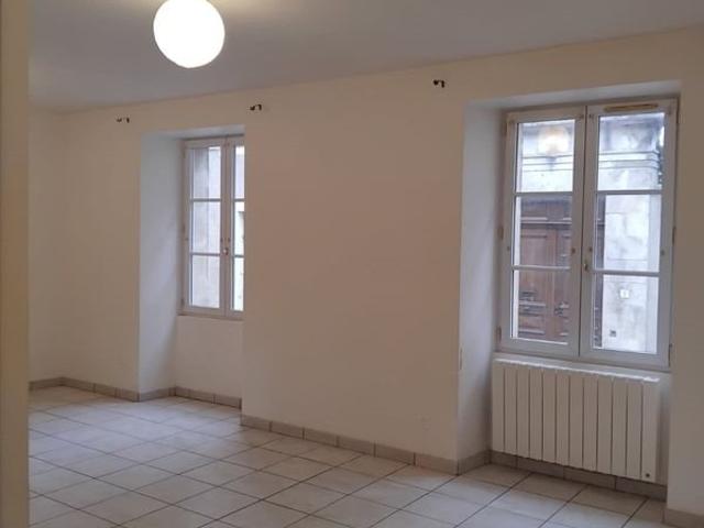 Opportunité à saisir: immeuble en bon état général avec cou. 130m² Montmorillon