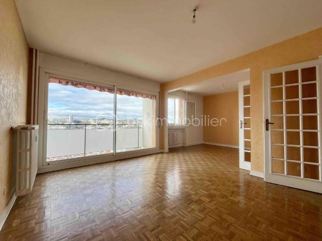 OPPORTUNITÉ BAISSE DE PRIX ! Sur les hauteurs de la Vivaraize, quartier Fauriel Appartement 4 pièces de 76,92 m², balcons, grand garage et cave