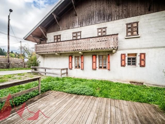Opportunité de Rénovation Unique: Authentique Corps de Ferme au Biot