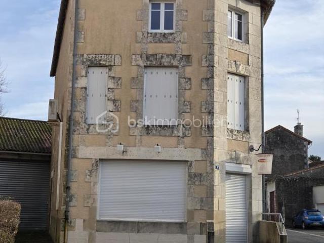 Opportunité exceptionnelle au cœur de Saint Secondin – Immeuble mixte commerce & habitation