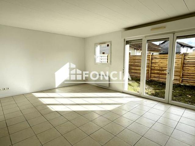 Opportunité. Maison de type T3 en duplex sur Mios, refaite à neuf, traversante et lumineuse, une cour extérieure et deux places de stationnements, au