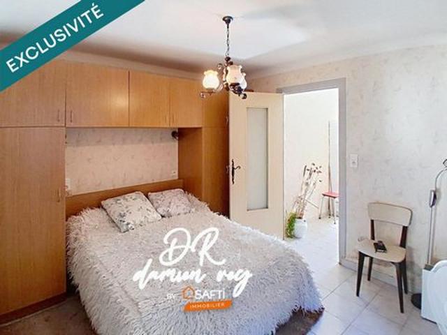 Opportunité! Maison de ville avec sous sol complet, à rénover