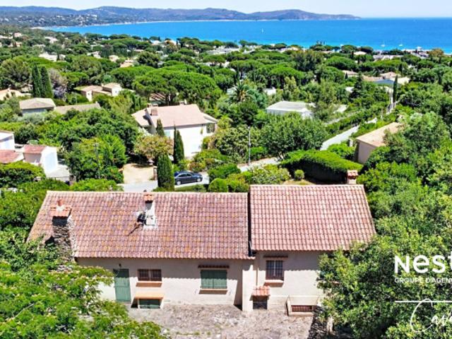 Opportunité ! Parc de Cavalaire, villa d'environ 140 m² avec vue mer sur un terrain piscinable d'environ 1400 m²