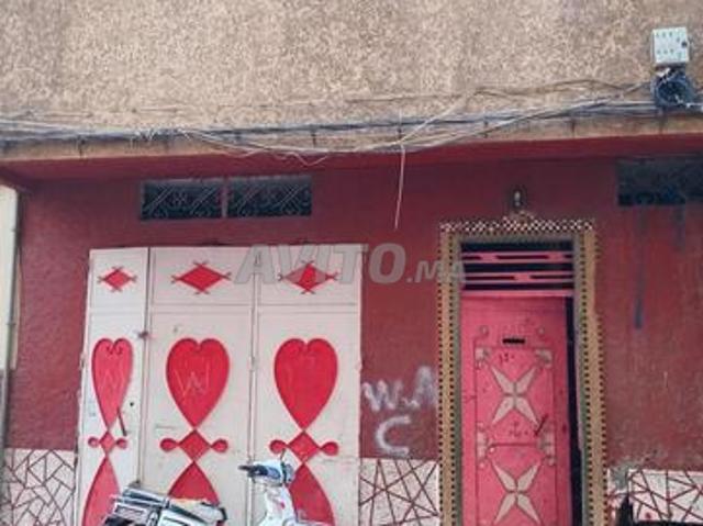 Opportunité pour grands entrepreneurs, maison composée d'un garage et de 4 étages