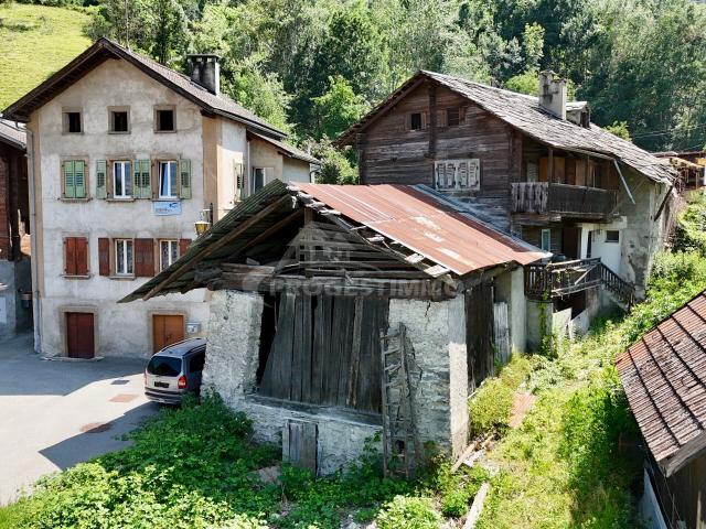 Grange et chalet avec grand potentiel au centre de Chalais | dreamo. Ch