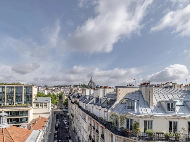 Opportunité rare à Trudaine – Deux studettes lumineuses réunissables avec vue panoramique
