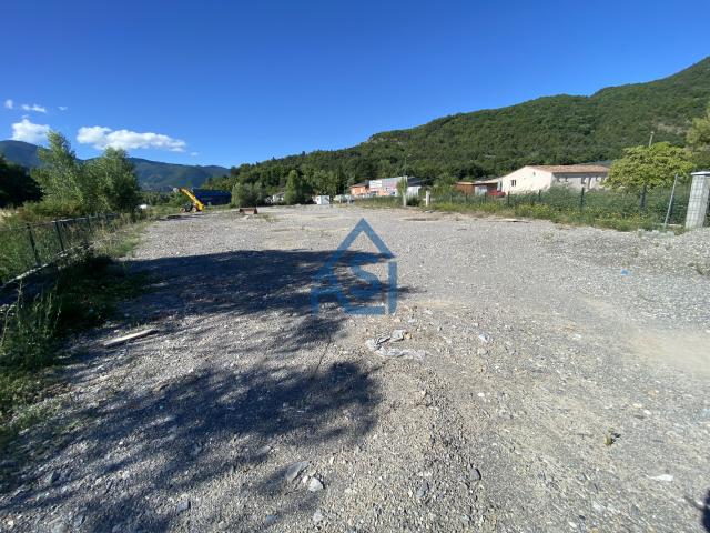 Opportunité rare: terrain viabilisé, 3800 m2 Permis déposé