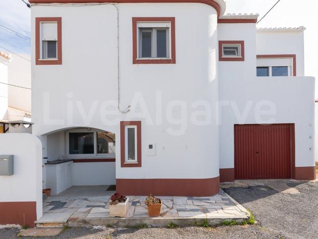 Opportunity | Townhouse geminada T3 renovada em Almádena par. 127m² Barão De São Miguel