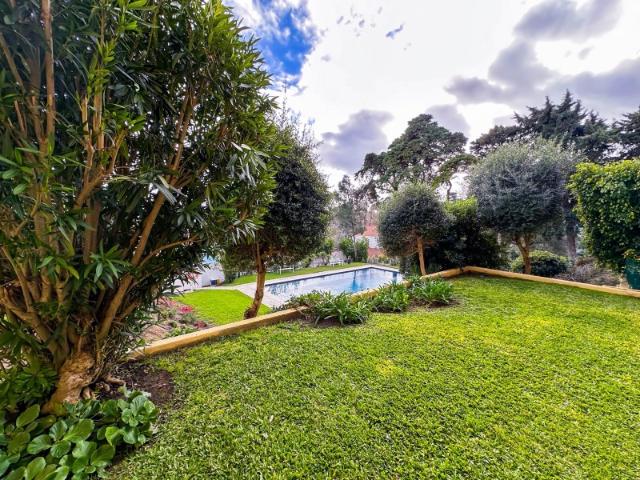 Óptimo T3 com jardim privativo em condomínio com piscina no centro de Cascais