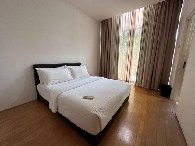 Orchard MRT and Wheelock Place Master room