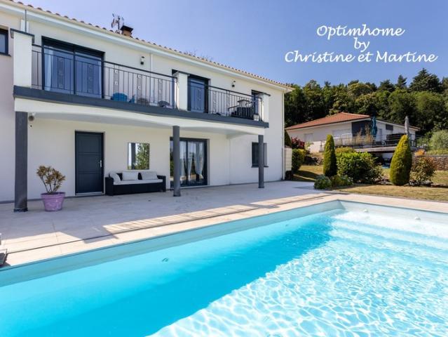 ORCINES: MAISON CONTEMPORAINE AVEC PISCINE – 192 M² – 4 CHAMBRES – TERRAIN 715 m²