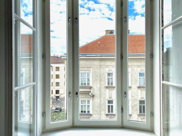 Originale ALTBAU DG WOHNUNG 2 Zimmer NIBELUNGENVIERTEL