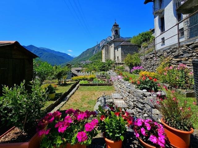 Originales Tessinerhaus mit Weitblick u. Garten im Nucleo von Auressio