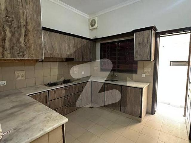 Orignal photos 10 marla double unit house ideal location near to park for sale