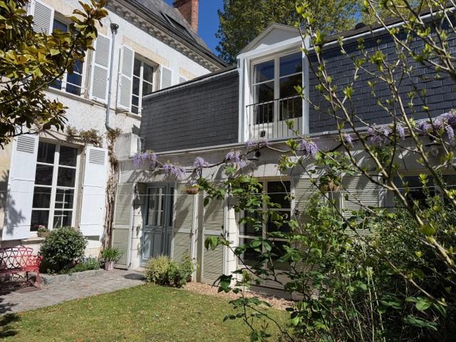 Orleans Martroi Maison bourgeoise de de 179m2 avec petit jardin et stationnement